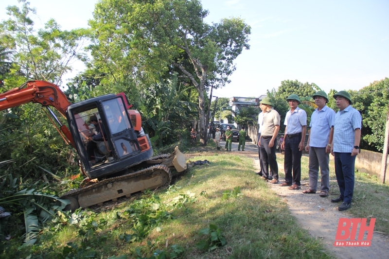 Quang Lộc ra quân giải toả vi phạm hành lang bảo vệ công trình đê điều và thuỷ lợi