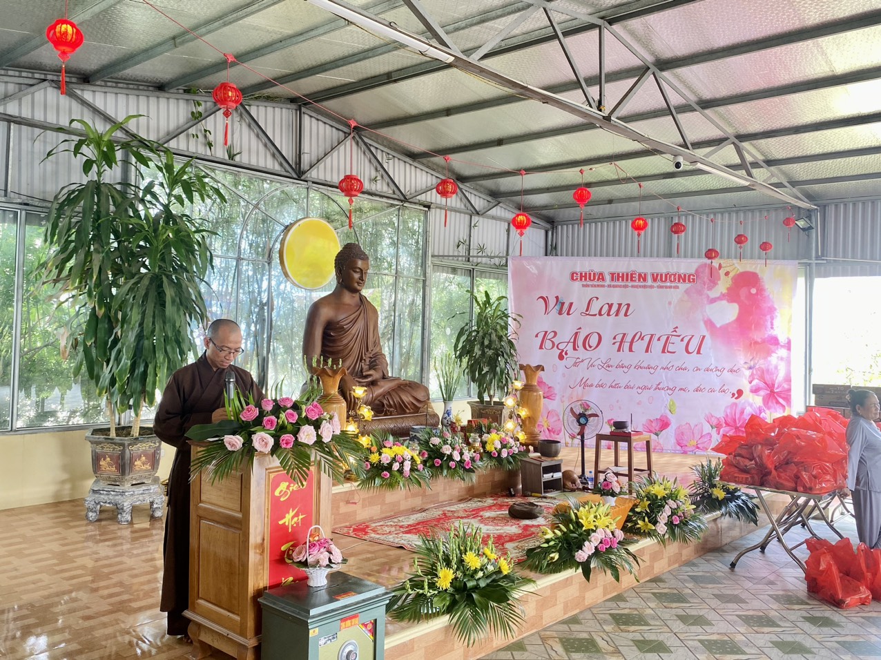 Chùa Thiên Vương, xã Quang Lộc tổ chức trao quà cho người nghèo, người có hoàn cảnh khó khăn trên địa bàn xã